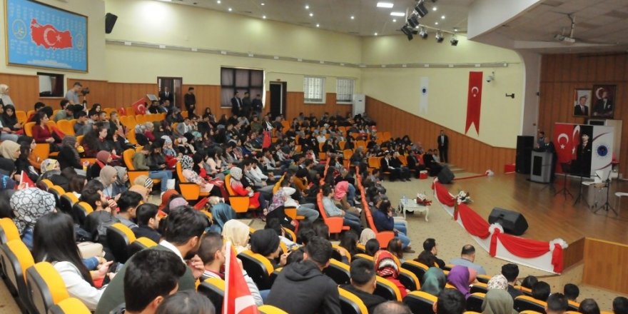 Batman’da Cumhuriyet Değerlerine Bağlılık ve Atatürk’ün İzinde konferansı