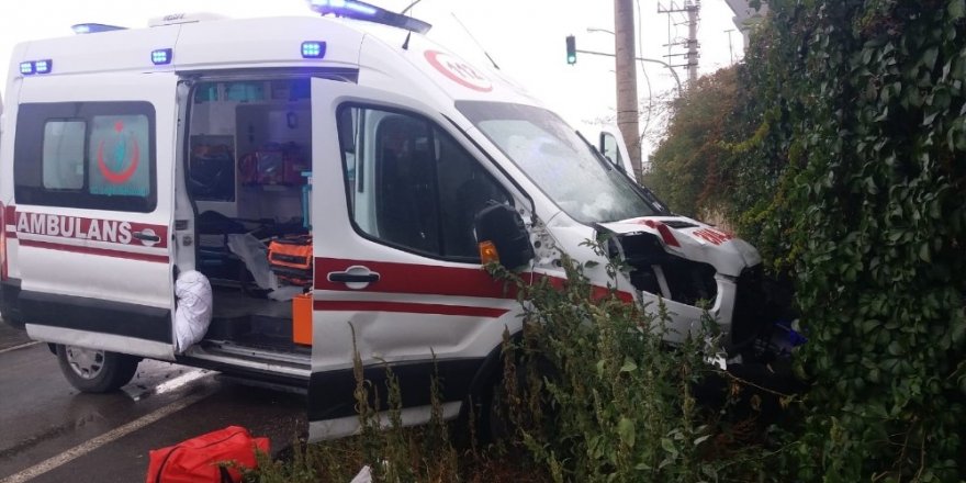 Isparta’da hasta taşıyan ambulans kaza yaptı: 4 yaralı