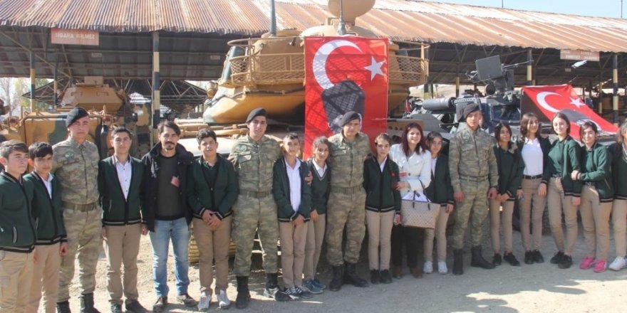 Mehmetçik, İran sınırındaki öğrencileri misafir etti