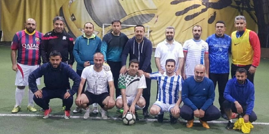Edremit Belediyesi yöneticileri ve gazeteciler arasında dostluk maçı