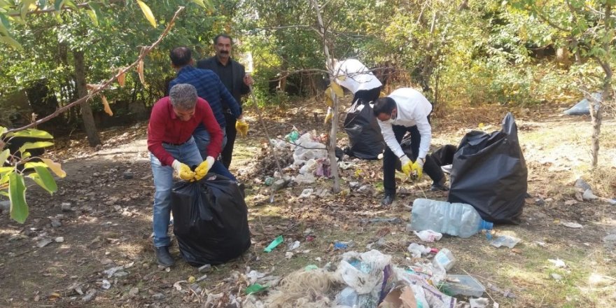 Duyarsız vatandaşların attığı 1 ton çöp toplatıldı