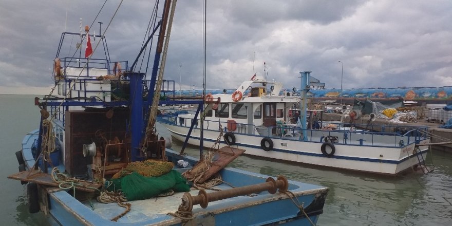 Karadenizli balıkçılar kötü hava koşulları ve balık yokluğundan limana demirledi