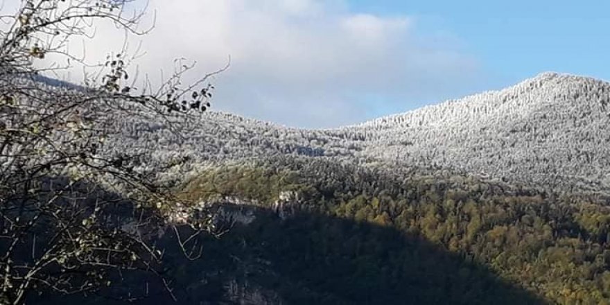 Mevsimin ilk karı düşen Hacıağaç Dağı’nda kartpostallık görüntü