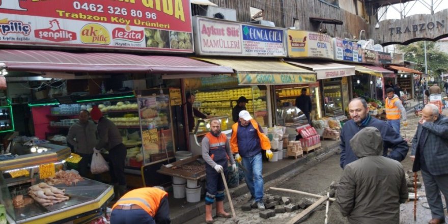 Trabzon’daki şiddetli yağışın ardından iş yerlerindeki ve sokaklardaki temizlik çalışmaları sürüyor