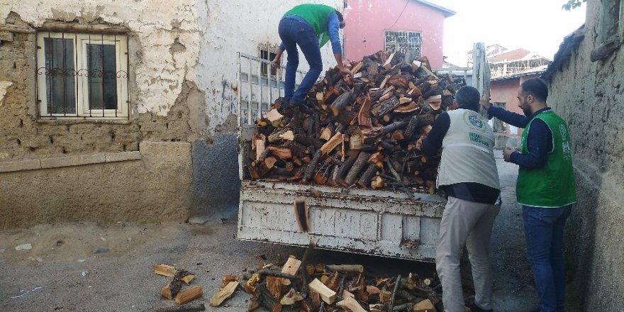 Elazığ’da kış öncesi ailelere odun yardımı