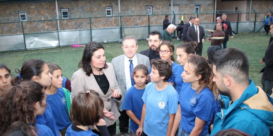 Jülide İskenderoğlu’ndan kadın futbol takımına ziyaret