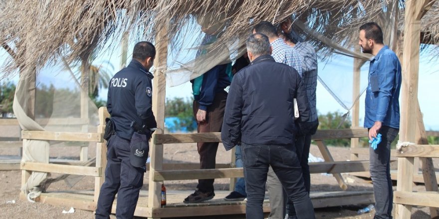 Polis ceset üzerinde çalışırken turistler kitap okuyup vatandaşlar balık tuttu