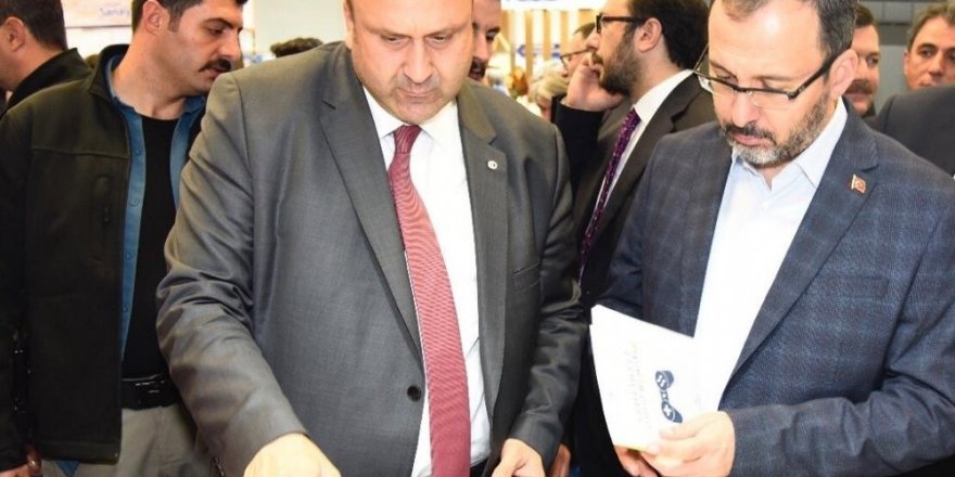Gençlik ve Spor Bakanı Dr. Kasapoğlu, Anadolu Üniversitesi standını ziyaret etti