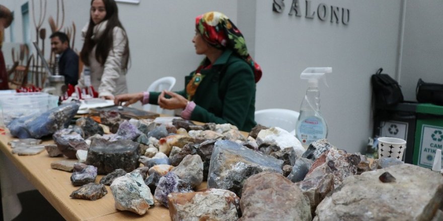 Bolu’da çıkarılan dünyaca ünlü “Kalsedon Taşı” ekonomiye kazandırılıyor
