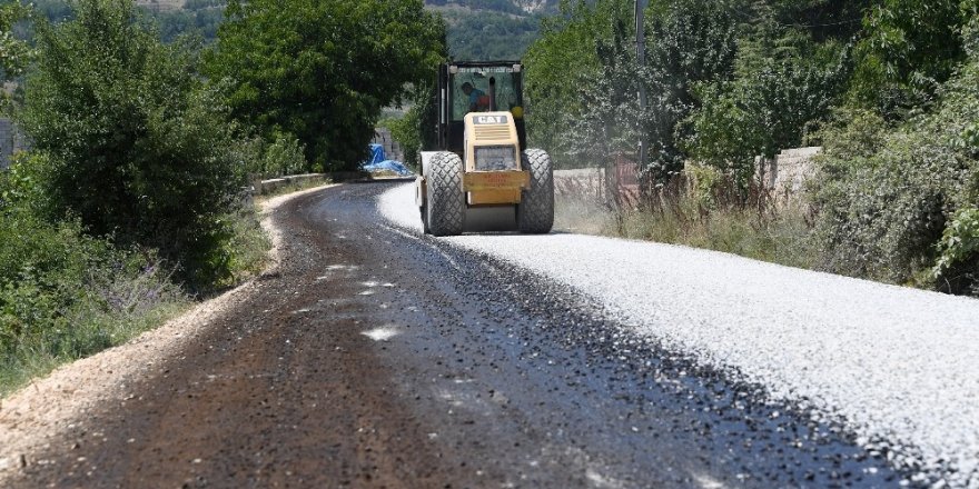 Mersin’in kırsal bölgelerindeki asfalt çalışmaları sürüyor