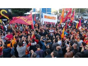 Galatasaraylılar Belediye Otobüsünü Yumrukladı