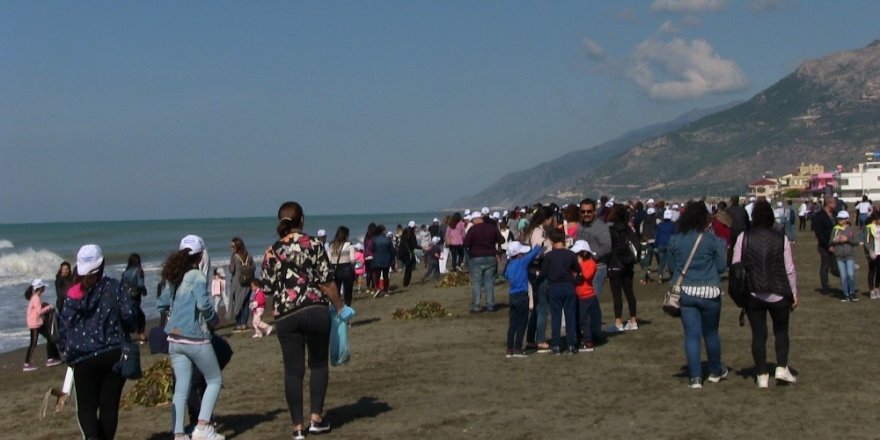 Türkiye’nin en uzun kumsalında öğrenciler çöp topladı