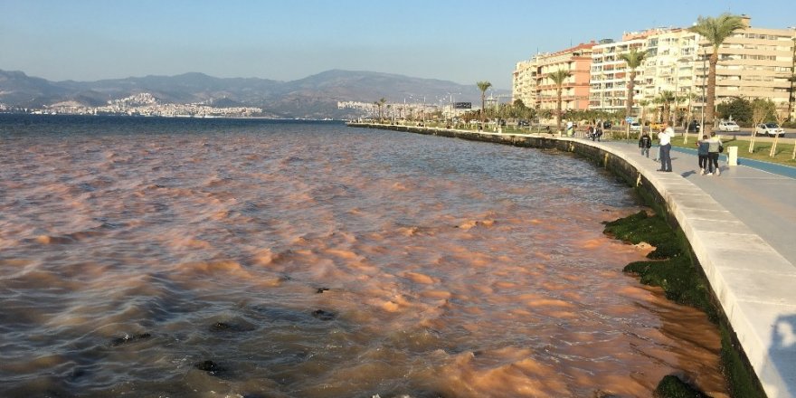 İzmir’de patlayan su borusu tamir edildi, sokağa akan su kesildi