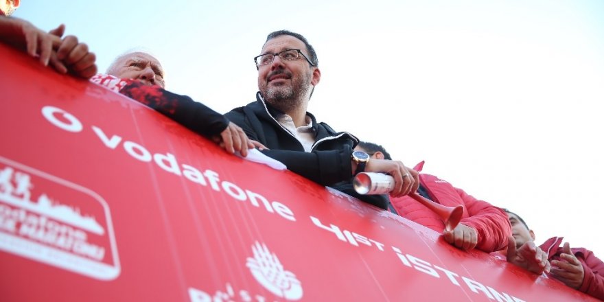 Bakan Kasapoğlu, maratonun startını 21 şampiyonla verdi