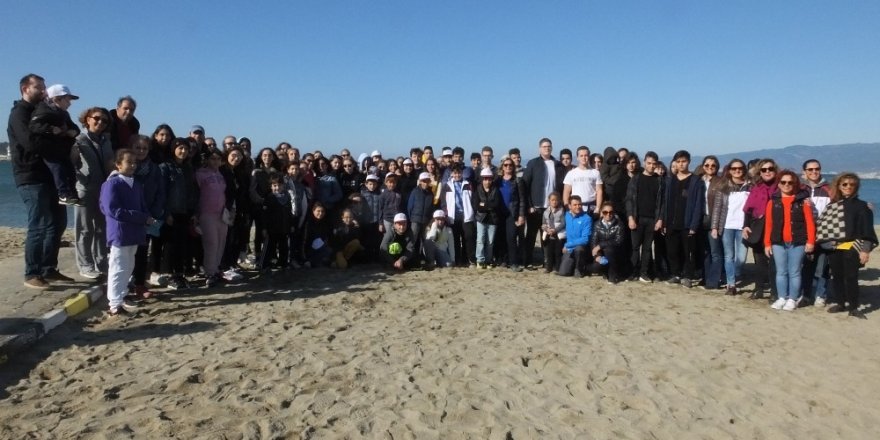 Burhaniye’de öğrenciler sahil temizliği yaptı