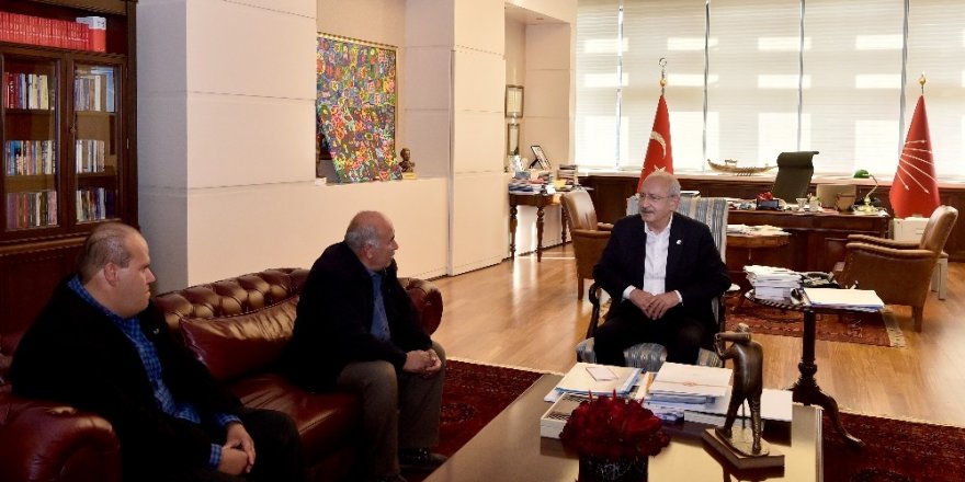 Kılıçdaroğlu, engelli ressam Muhammed Yalçın ile buluştu