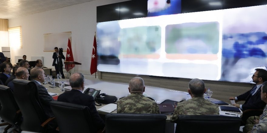 Cumhurbaşkanı Erdoğan, Şanlıurfa’da İleri Müşterek Harekat Merkezini ziyaret etti, Barış Pınarı Harekatı ile ilgili brifing aldı.