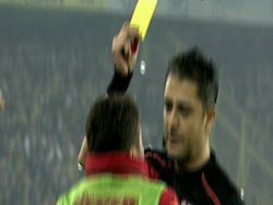 Sabri Sarıoğlu maça girmeden kart gördü