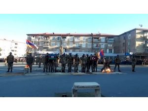 Ermeni Askerleri Gösteride Türk Ve Azeri Bayraklı Tuğlaları Kırdı