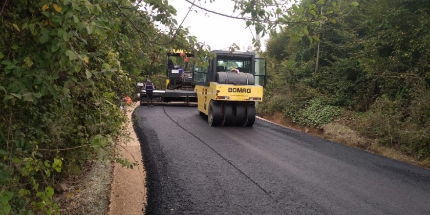 Bin 700 metrelik köy yoluna sıcak asfalt