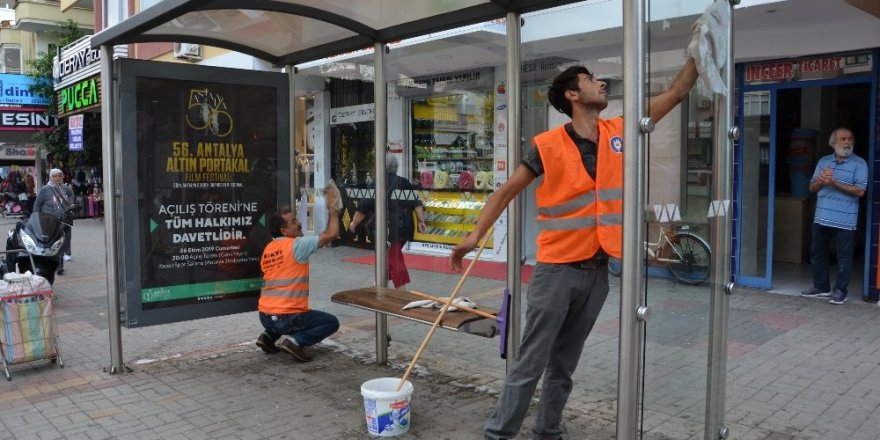 Alanya’da otobüs duraklarında temizlik çalışması