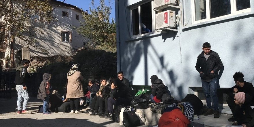 Minibüste 46 mülteci yakalandı
