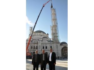 Nur Camii Minarelerinin Külahı Takıldı