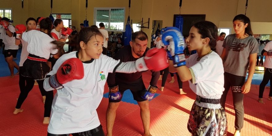 Muay Thai’nin dünya yıldızı, genç sporcularla idman yaptı