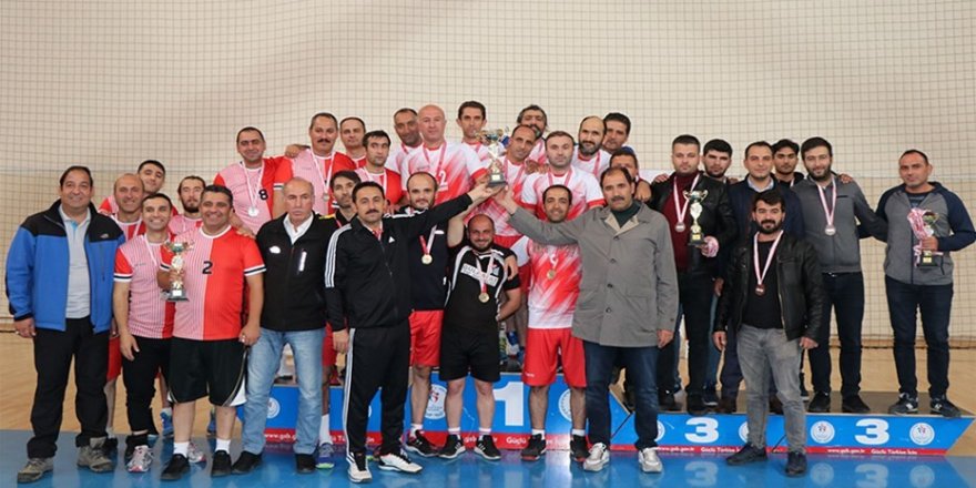 Erzincan’da kurumlar arası voleybol turnuvasının şampiyonu Milli Eğitim oldu