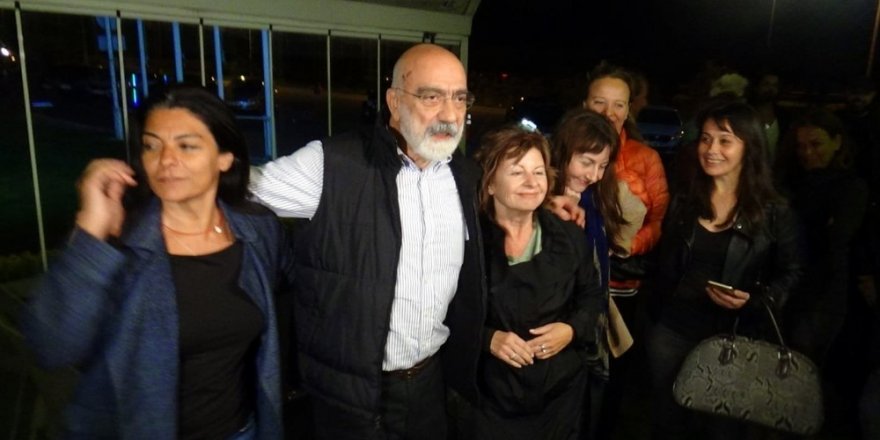 Gazeteci Ahmet Altan Silivri Cezaevi’nden tahliye edildi