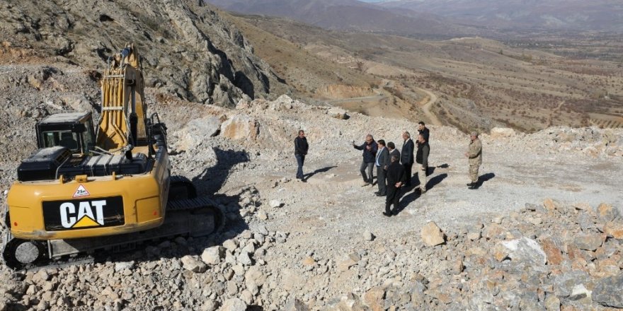 Vali Arslantaş taş ocağında incelemelerde bulundu