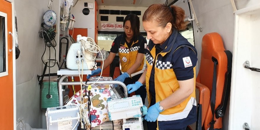 Anne kız aynı ambulansta bebeklerin hayatını kurtarıyor