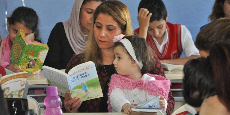 Şırnak’ta anneler, çocukları ile birlikte kitap okuyor