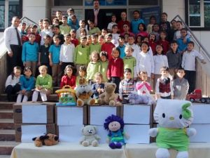 Burçlu Öğrencilerden Kardeş Okula Oyuncak Yardımı
