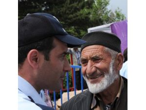 Polis ‘4 Mevsim Yüz Gülen Yüz Projesi’ İle Vatandaşlarla Kaynaşıyor