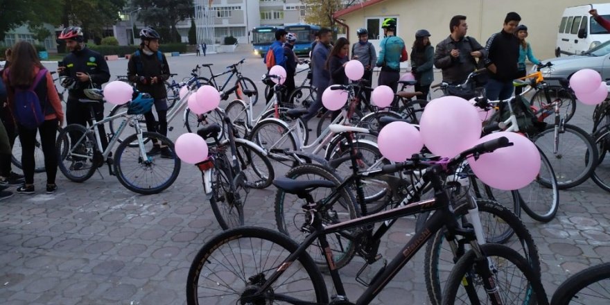 Trakya Üniversitesi öğrencileri, meme kanserine farkındalık için pedal çevirdi