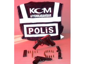 Otomobilin Gizli Bölmesinde 3 Tabanca Ele Geçirildi