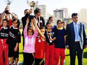 Atatürk’ü Anma Koşusunda Derece Yapan Atletler Madalyalarını Aldı
