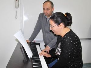 Engelliler Piyano Çalarak Özgüven Kazanıyor