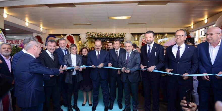 Bursa’da 33 yıllık mağaza yenilenen yüzüyle açıldı