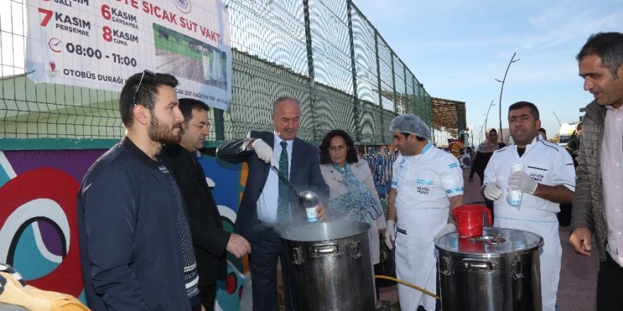 Tuşba Belediyesinden öğrencilere sınav öncesi sıcak süt ikramı