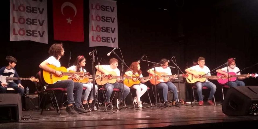 Kan kanserinden kurtulan çocuklar koro kurdu, konser verdi