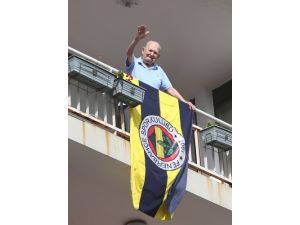 Faruk Ilgaz, Derbi Maçı Sonrası Evinin Balkonuna Fenerbahçe Bayrağı Astı