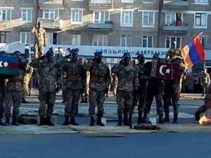 Ermeni Ordusu Türkiye ve Azerbaycan bayraklarını yaktı