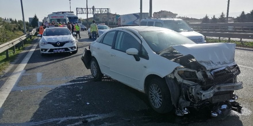TEM Otoyolu’ndaki kazada otomobil hurdaya döndü: 1’i ağır 3 yaralı