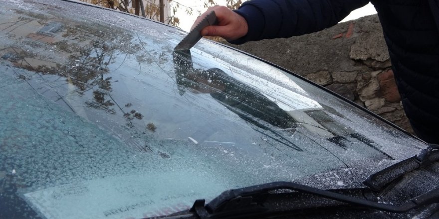 Termometreler eksi 18’i gördü araçların camları buz tuttu
