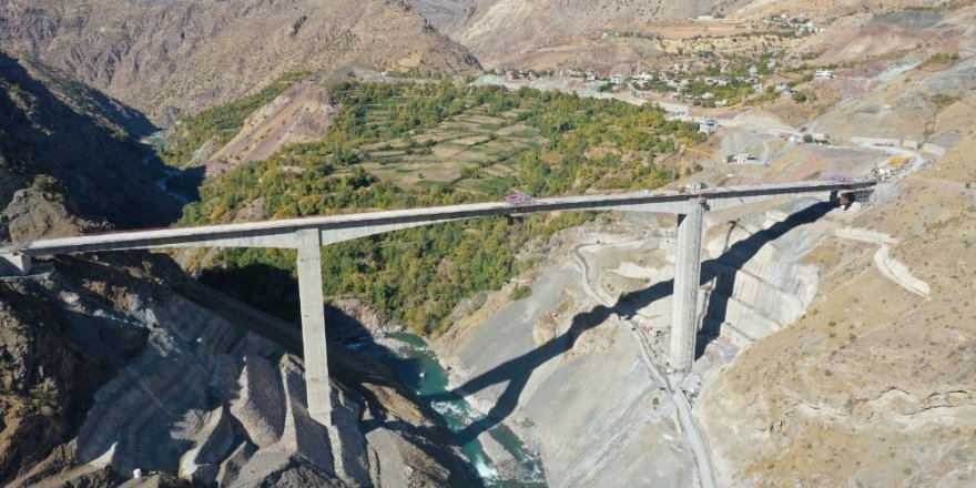 Türkiye’nin en büyük konsol viyadüklü asma köprüsü tamamlandı