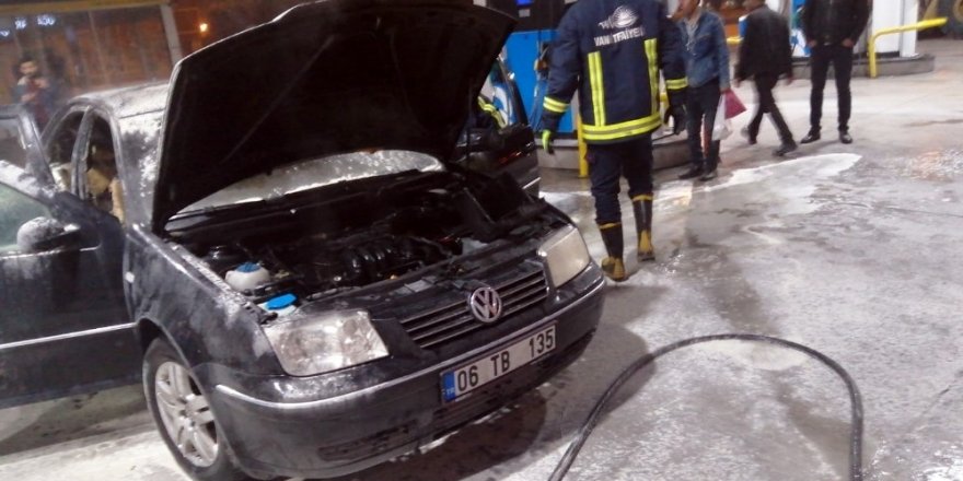 Yakıt aldıktan sonra LPG tüpü patlayan araç alev alev yandı