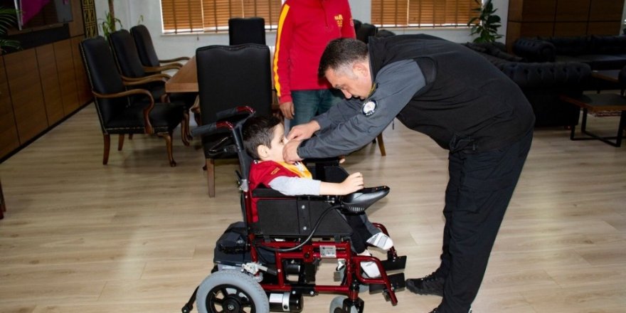 Siirt Emniyet Müdürü Kızılay, engelli çocuğun isteğini yerine getirdi
