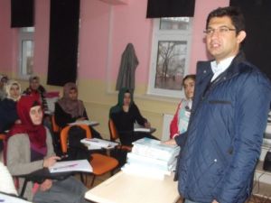 Kaymakam Baran, Gençlik Merkezlerinde Hazırlık Kitapları Dağıttı